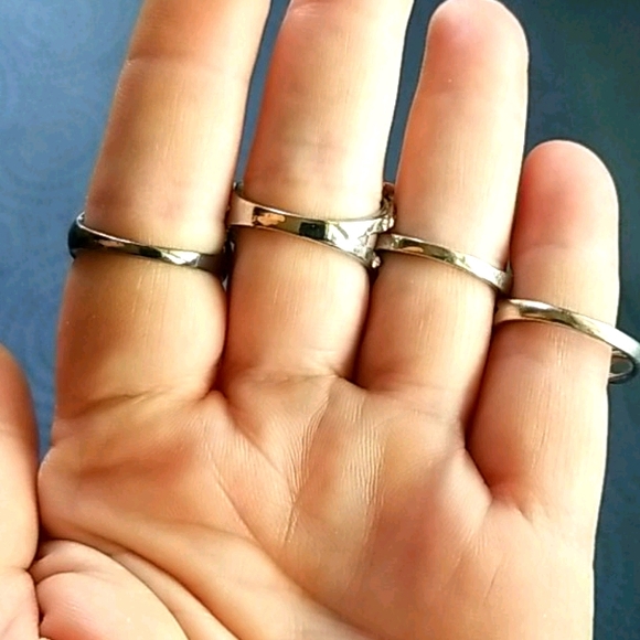 4 Pretty Rings - Picture 2 of 12